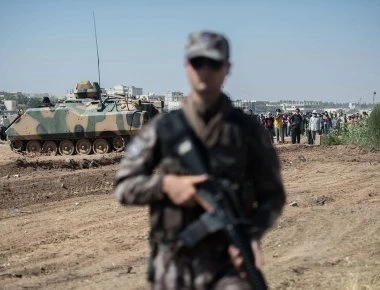 Οι Τούρκοι κομμάντος κλέβουν μέχρι και κότες από τα σπίτια στην Αφρίν της Συρίας (φωτό, βίντεο)